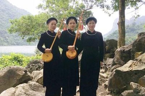 Ngân nga câu hát then giữa hồ Ba Bể