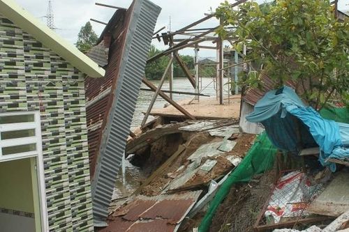 Cần Thơ: Sạt lở nhấn chìm 2 căn nhà xuống kênh