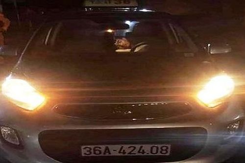 Trên đường chở khách ra sân bay, tài xế taxi bất ngờ tử vong