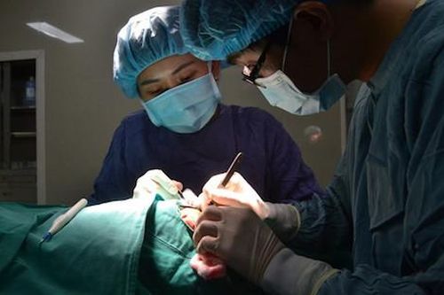 Nốt ruồi tẩy xong lại mọc, người đàn ông tá hỏa phát hiện mắc ung thư da