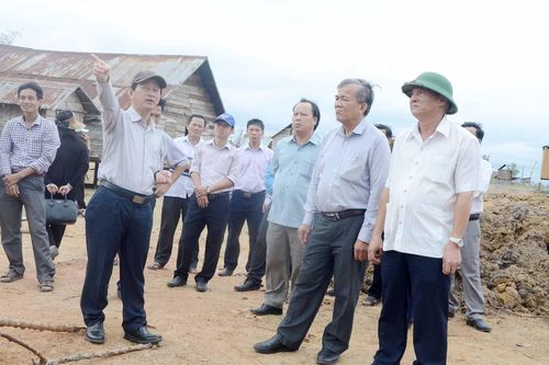 Bí thư Tỉnh ủy Dương Văn Trang đi kiểm tra di dời nhà làng Trớ