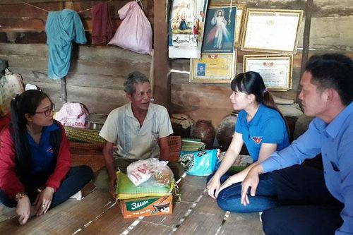 Tuổi trẻ Bảo Lâm về nguồn tặng quà, cắt tóc miễn phí cho người nghèo