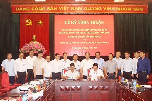 Ký thỏa thuận tổ chức lập báo cáo nghiên cứu khả thi dự án đầu tư xây dựng tuyến cao tốc Hòa Bình - Mộc Châu