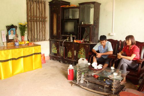 Chia sẻ khó khăn với em Đích mồ côi cả cha lẫn mẹ