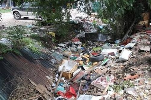 Cuộc sống 'khốn khổ' của người dân Thủ đô bên cạnh con mương chết