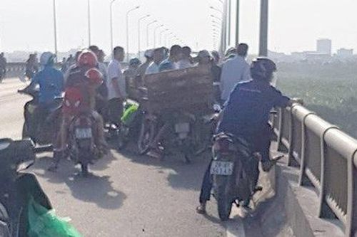 Hà Nam: Cô gái trẻ để lại xe máy, điện thoại rồi nhảy xuống sông Hồng tự tử