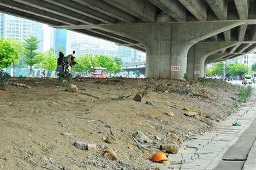 Dải phân cách trục vành đai 3 như một bãi đất hoang chạy giữa lòng Hà Nội
