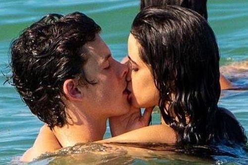 Shawn Mendes hôn Camila Cabello đắm đuối khi cùng tắm biển