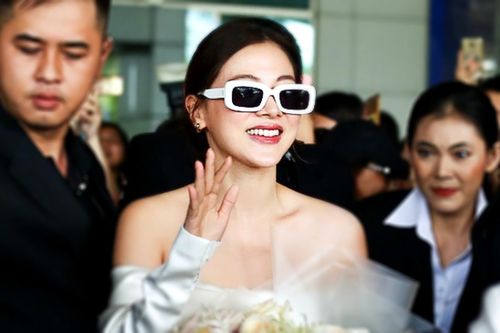 Mỹ nhân 'Chiếc lá cuốn bay' đẹp nổi bật khi đến sân bay Tân Sơn Nhất