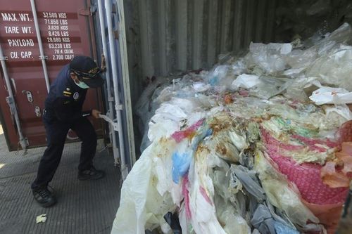 Indonesia trả lại 7 container rác thải cho Pháp và Hong Kong
