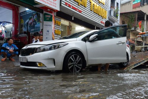 Xe chết máy hàng loạt sau mưa lớn
