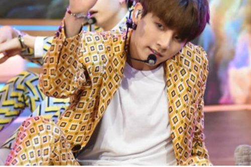 Fan dán mắt xem hình ảnh GIF cho thấy kỹ năng nhảy siêu việt của Jungkook BTS