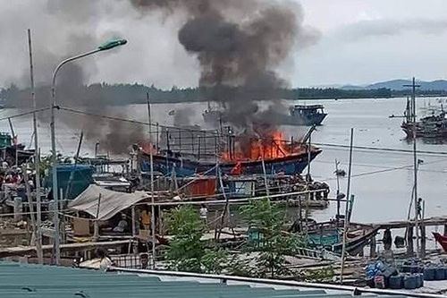 Tàu cá cháy rụi, thiệt hại hàng tỷ đồng
