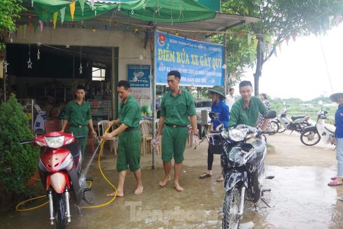 Tuổi trẻ Lữ đoàn 368 rửa xe gây quỹ khuyến học