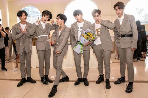 Nhóm nhạc tân binh CZB 'chào sân' Showbiz Việt
