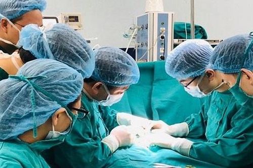 Mắc dị tật vùng sinh dục, bé trai suốt 4 năm không thể đi tiểu bình thường