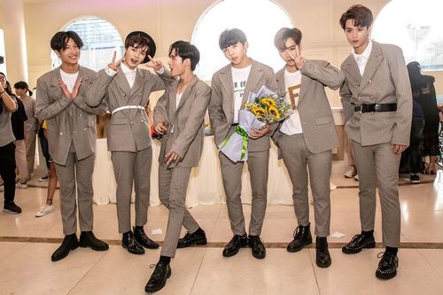 Nhóm nhạc CZB 'chào sân' showbiz Việt