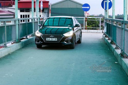 Kệ lệnh cấm, xế hộp phi lên cầu vượt quốc lộ 5 cho tiện