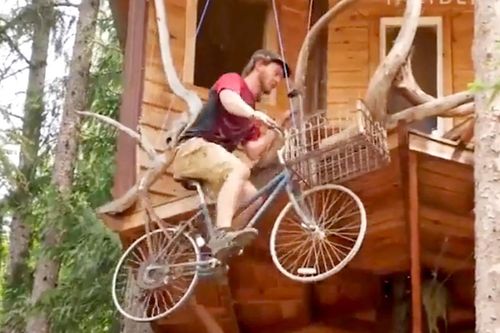 'Thang máy' tự chế từ xe đạp có thể leo cao 8,5 m