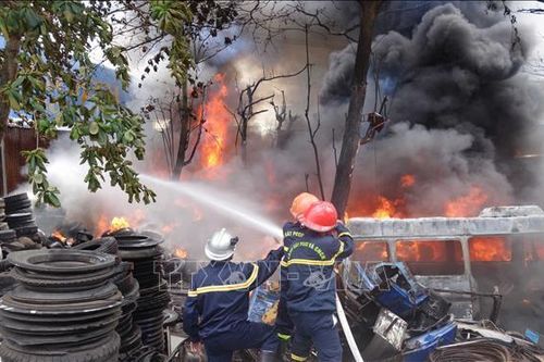 Cháy lớn tại cơ sơ kinh doanh lốp xe ô tô cũ