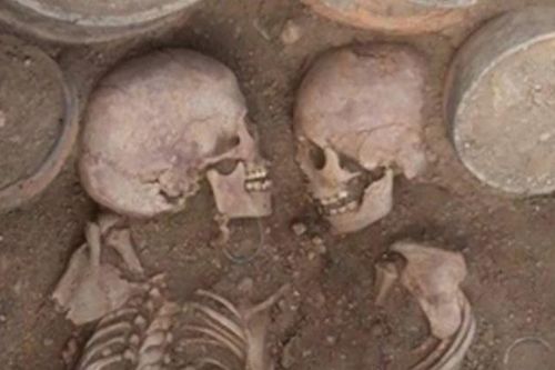 Phát hiện hài cốt 'Romeo và Juliet' cổ đại đang ôm lấy nhau