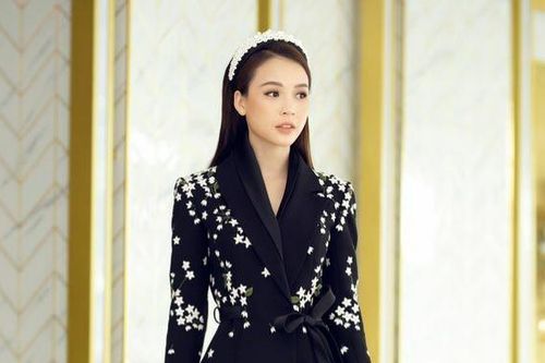 Mặc đầm kín cổng cao tường, Sam vẫn hút ánh nhìn bởi nhan sắc như búp bê