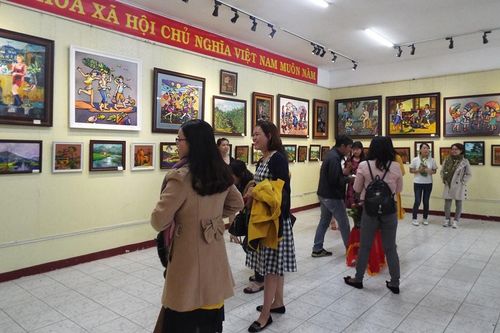 Triển lãm mỹ thuật 'Sắc màu mùa hạ'