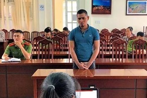 Phạt tù kẻ hành hung cán bộ Công an
