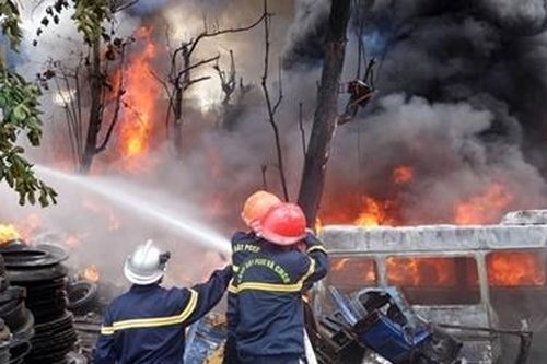 Dùng máy hàn 'cắt' ô tô gây cháy kho lốp xe cũ