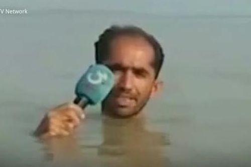 Phóng viên Pakistan mạo hiểm ngâm mình trong lũ tác nghiệp, nước ngập đến cổ
