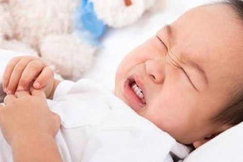 Trẻ kêu đau bụng, cha mẹ để ý dấu hiệu nguy hiểm này kẻo hối không kịp