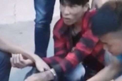 Bắt nam thanh niên 'xách thuê' 2 bánh heroin lấy 15 triệu đồng