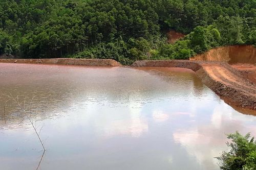 'Bom bùn' lơ lửng trên nóc nhà dân