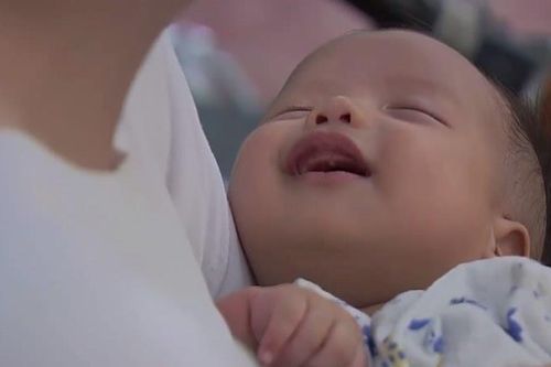 'Về nhà đi con' - Em bé 'chỉ ăn và ngủ' của Thư gây bão với nụ cười