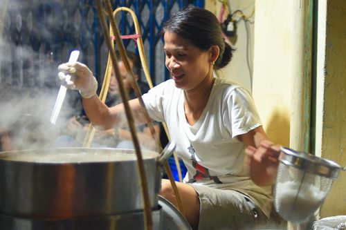 Gánh phở bò sốt vang 30 năm chỉ bán từ 3h sáng