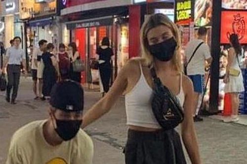 Vợ chồng Justin Bieber bịt kín mặt trên đường phố Nhật Bản