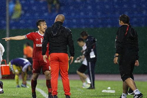 Trời mưa khiến cầu thủ Bình Dương không biết đá bóng dài hay ngắn