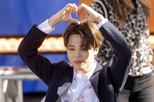 Jimin BTS khiến fan cười lăn khi đăng ảnh... để ria mép