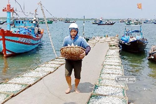 Lòng sông sụt lún bất thường