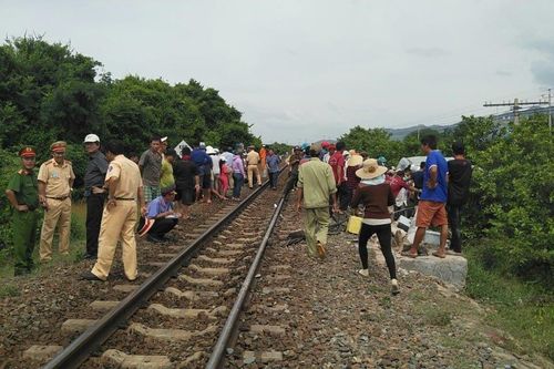 Tàu lửa tông xe khách, 3 người chết, 1 người bị thương
