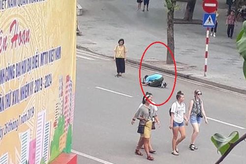 Sự thật 'choáng' sau bức ảnh chàng trai quỳ gối xin lỗi bạn gái