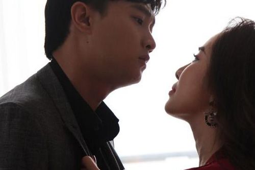 Tiết lộ phim 'Về nhà đi con': Nhã suýt ngã dập mặt vì hôn Vũ