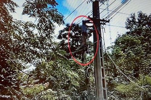 Tài xế xe tải bị điện giật, treo ngược lủng lẳng trên đường dây