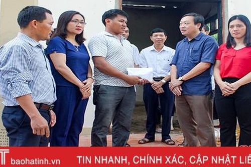 Can Lộc hỗ trợ 50 triệu đồng cho gia đình bị cháy nhà và xưởng mộc