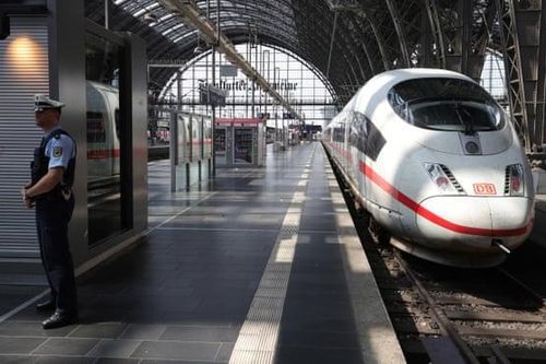 Bị đẩy vào tàu cao tốc đang lao tới, bé trai thiệt mạng thương tâm
