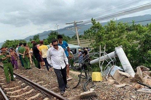 Tàu hỏa đâm biến dạng xe khách 16 chỗ, 3 người tử vong tại chỗ