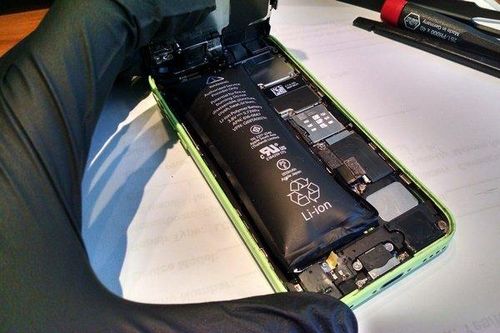 Suýt mất mạng vì nghịch iPhone phồng pin