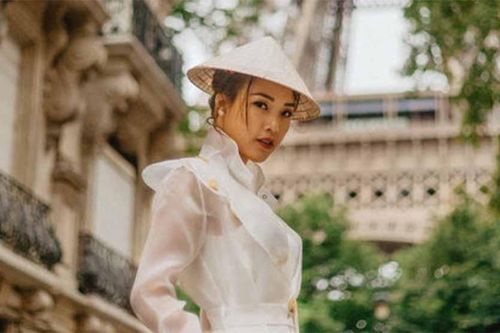 Hoàng Oanh xinh đẹp rạng rỡ, mang nón lá Việt xuống phố giữa trời Tây