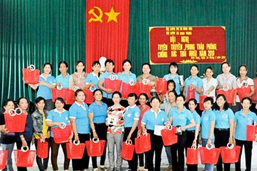 Hội Phụ nữ xã Ninh Trung: Tặng 100 giỏ nhựa cho hội viên
