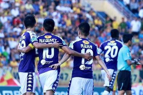 Bình luận viên Fox Sports đánh giá Văn Quyết cao hơn Quang Hải